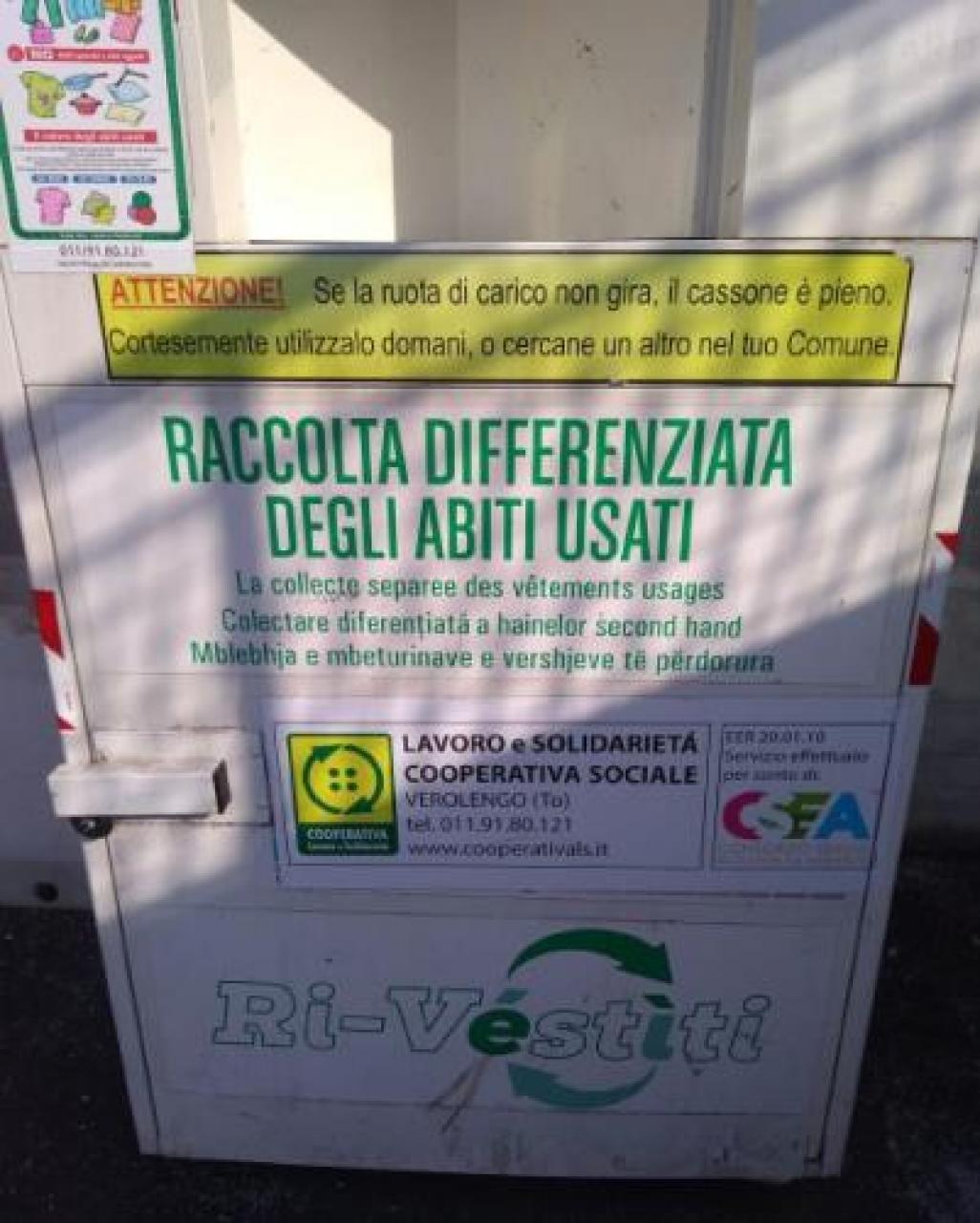 Torna il cassonetto dei vestiti a crocera