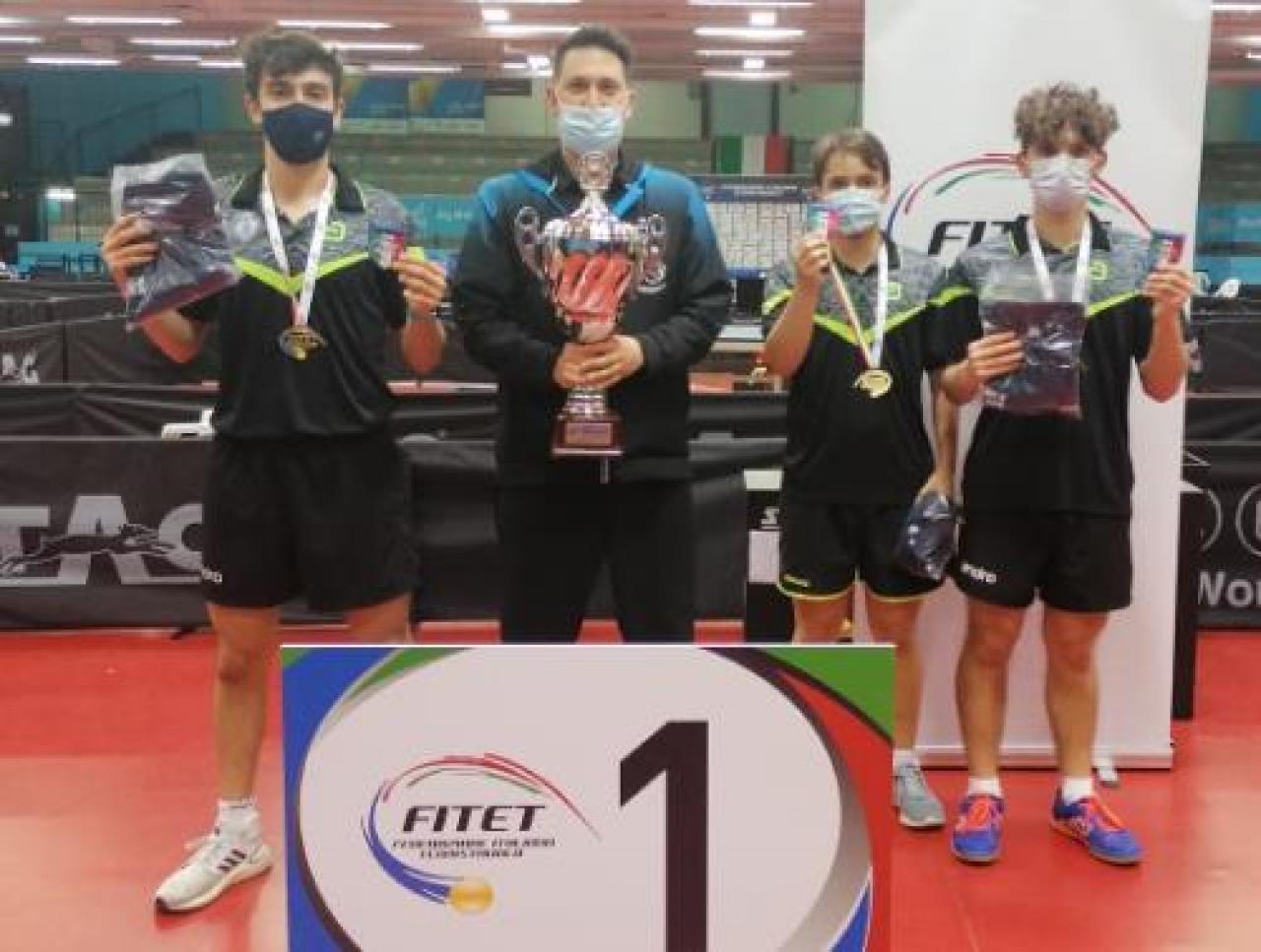 A4, doppio e oro e un bronzo