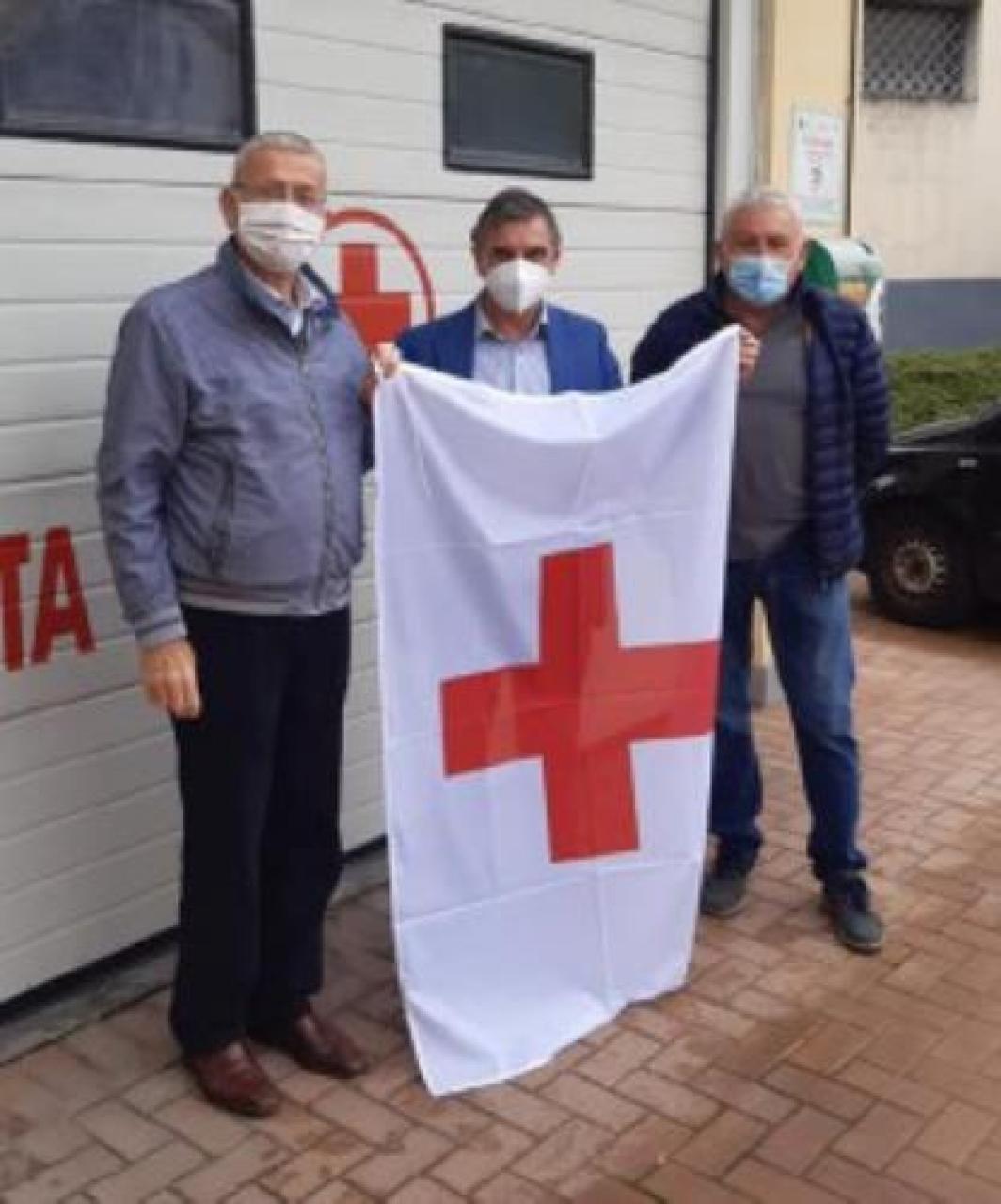 Bandiera della Croce Rossa in municipio a Costigliole