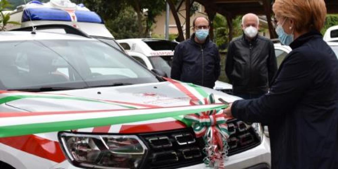 Barge, nuovo Duster alla Cri La benedizione di don Andrea