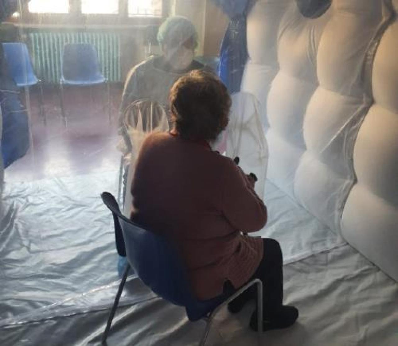 Dopo il via libera della Regione, tornano gli abbracci senza protezioni alla casa di riposo Vada di Verzuolo