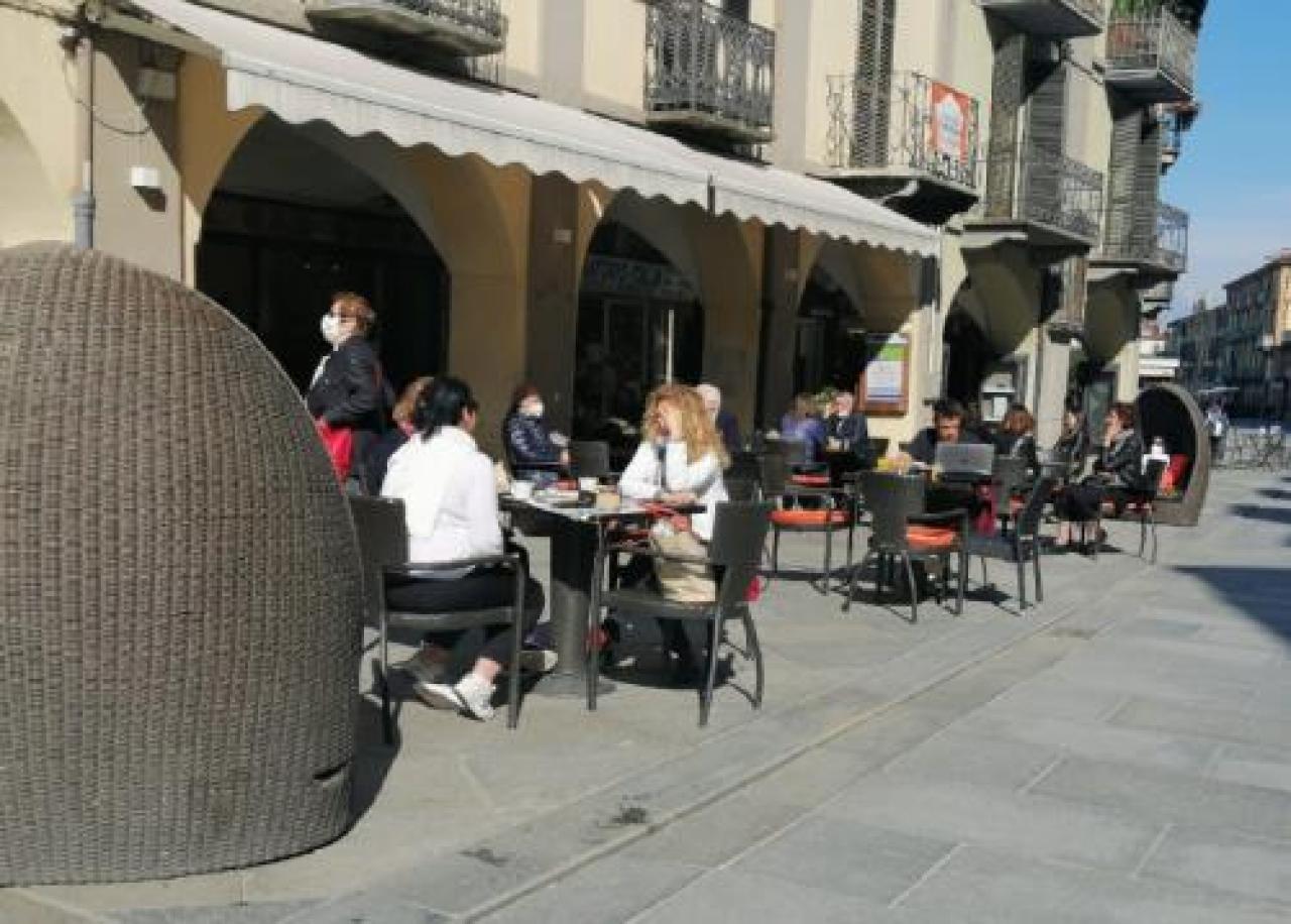 I dehors di Saluzzo domenica si aprono per ospitare una grande Festa della Mamma la prima vera occasione per la ripartenza della ristorazione