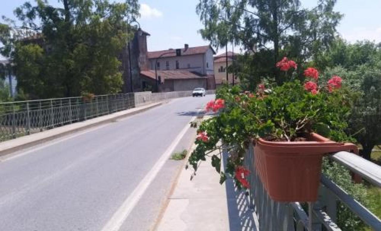 Il ponte si fa bello con i gerani