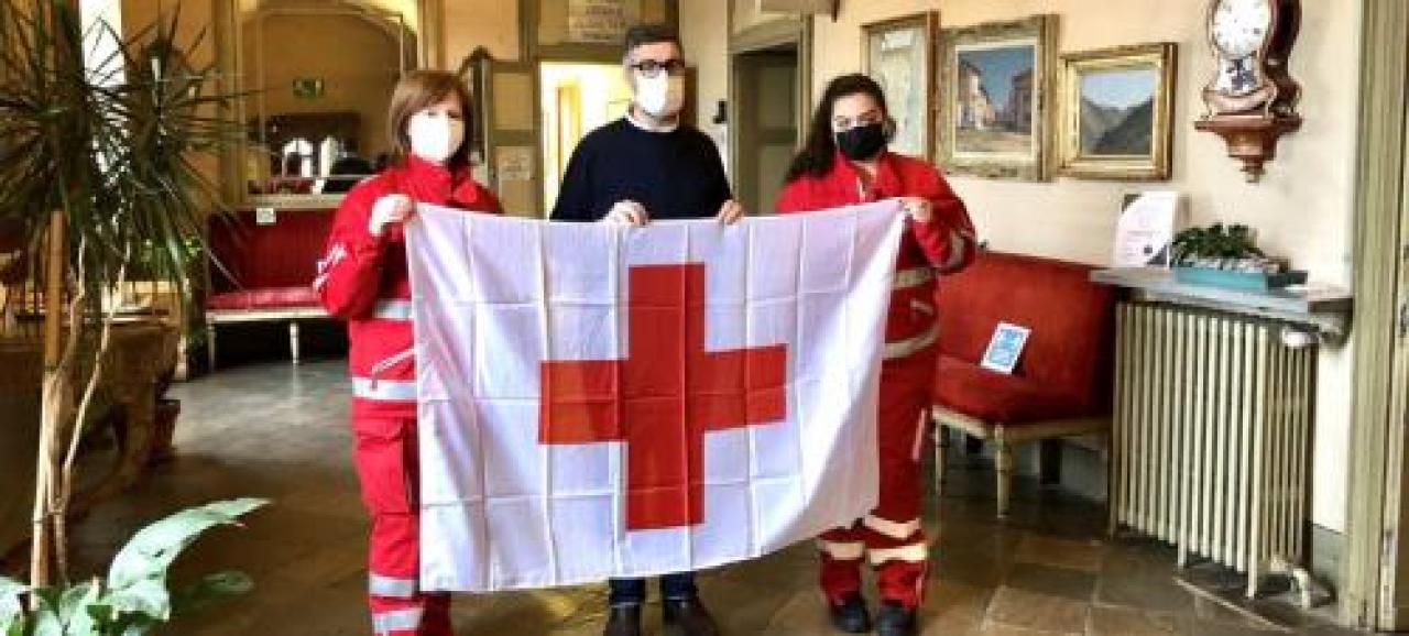 La bandiera della croce rossa in municipio
