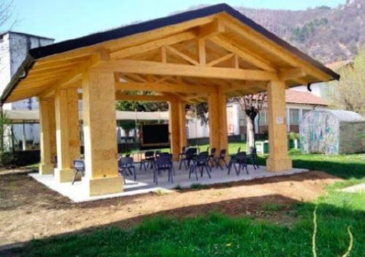 La tettoia “disegnata” al Denina è ora di tutti