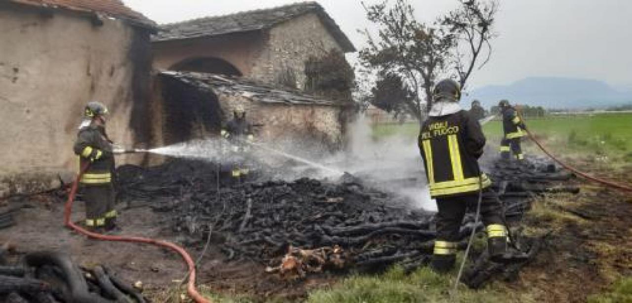Legnaia a fuoco in cascina