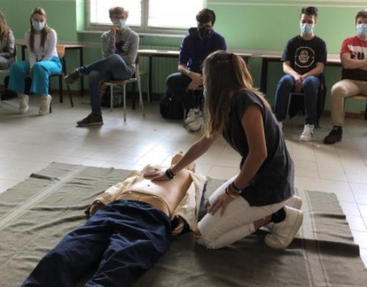 Lezioni di primo soccorso al liceo scientifico con la Cri