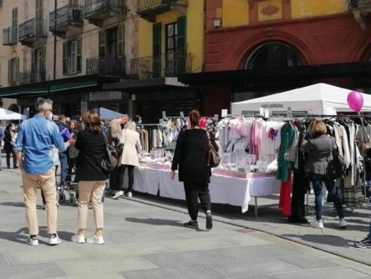 Una mostra di pittura in via Pellico Scivoli gonfiabili in corso Piemonte