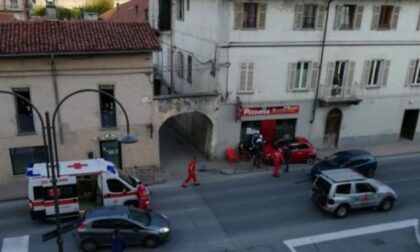 Salvata dall’auto che la stava investendo