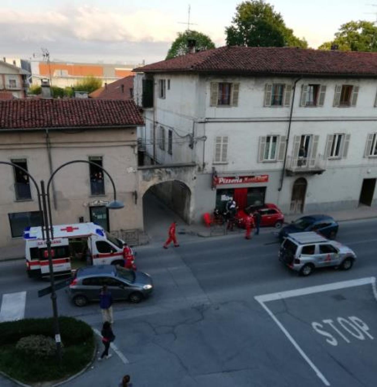 Salvata dall’auto che la stava investendo
