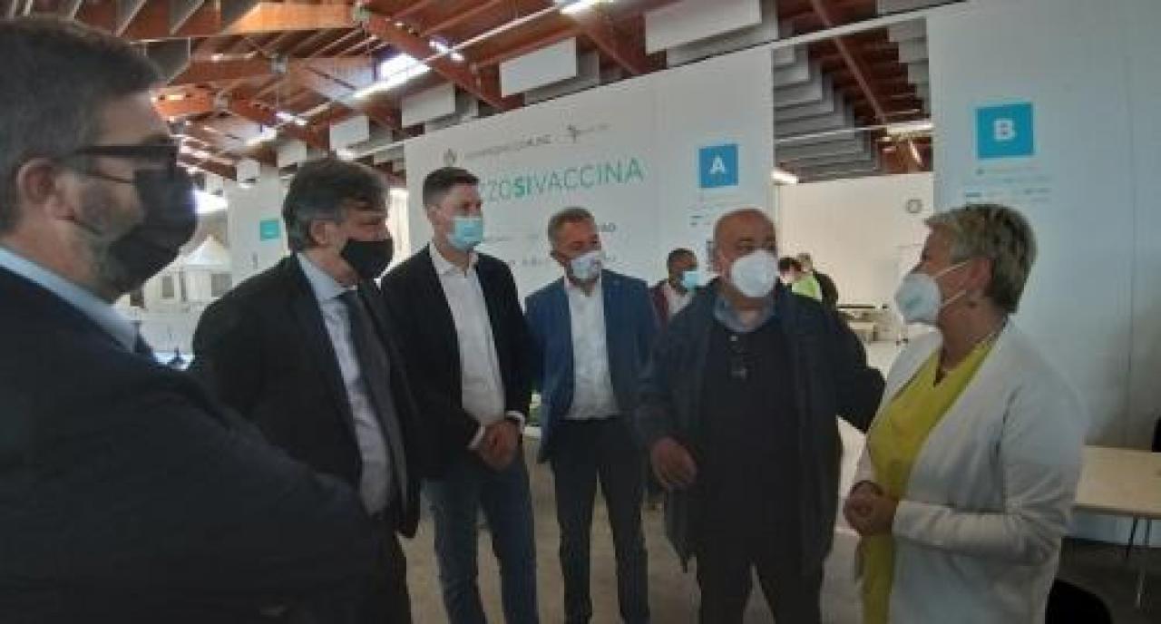 Dietrofront Asl sul centro vaccini Il Pala Crs resta ancora operativo