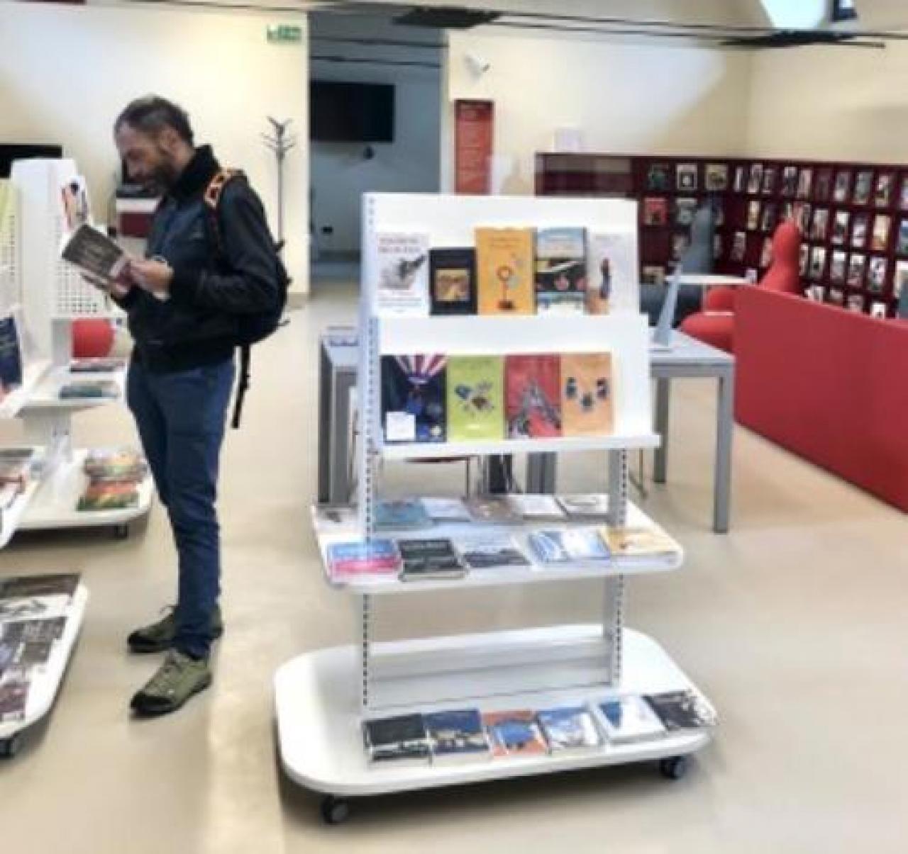 Accesso libero in biblioteca