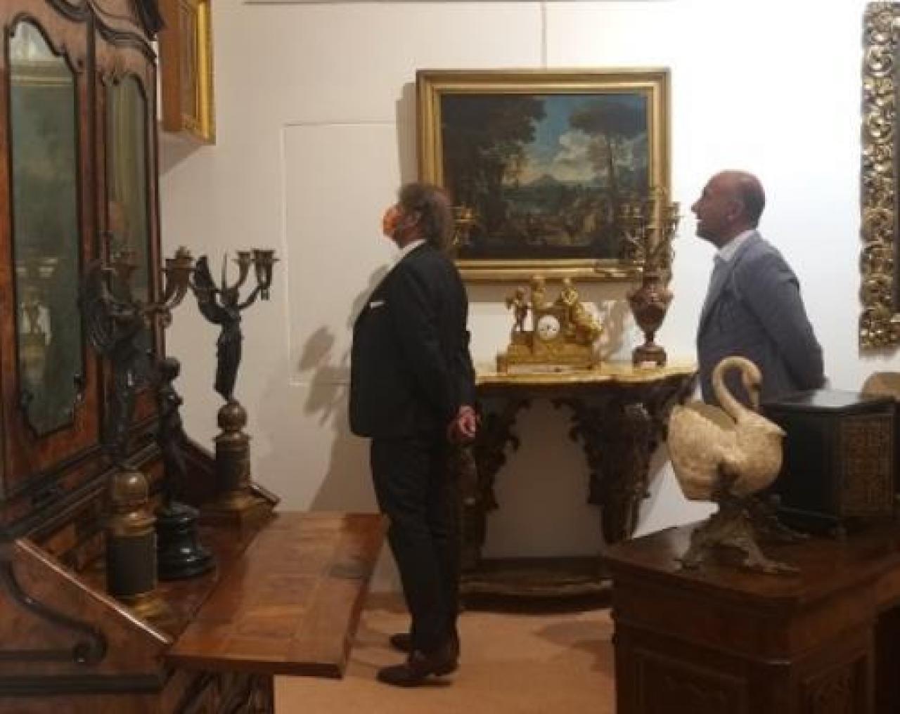 Antiquari, viaggio tra i tesori del passato
