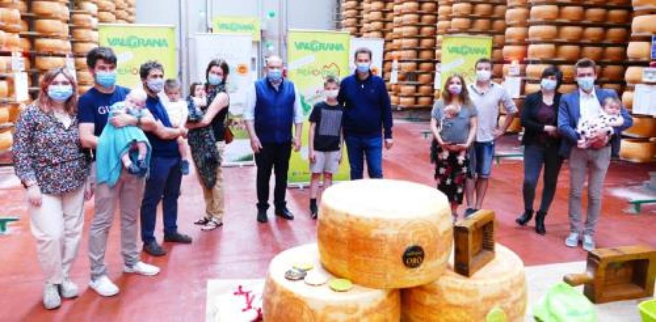 «Auguri ai cittadini di domani» Formaggio in dono ai primi nati scarnafigi Alla Valgrana la consegna di un Piemontino Oro alle famiglie dei bebè