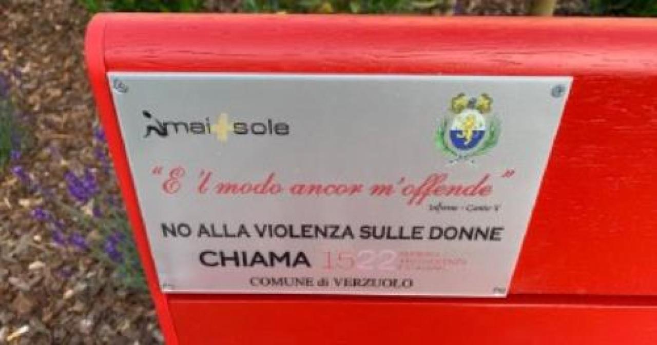 Dante campeggia sulle panchine rosse