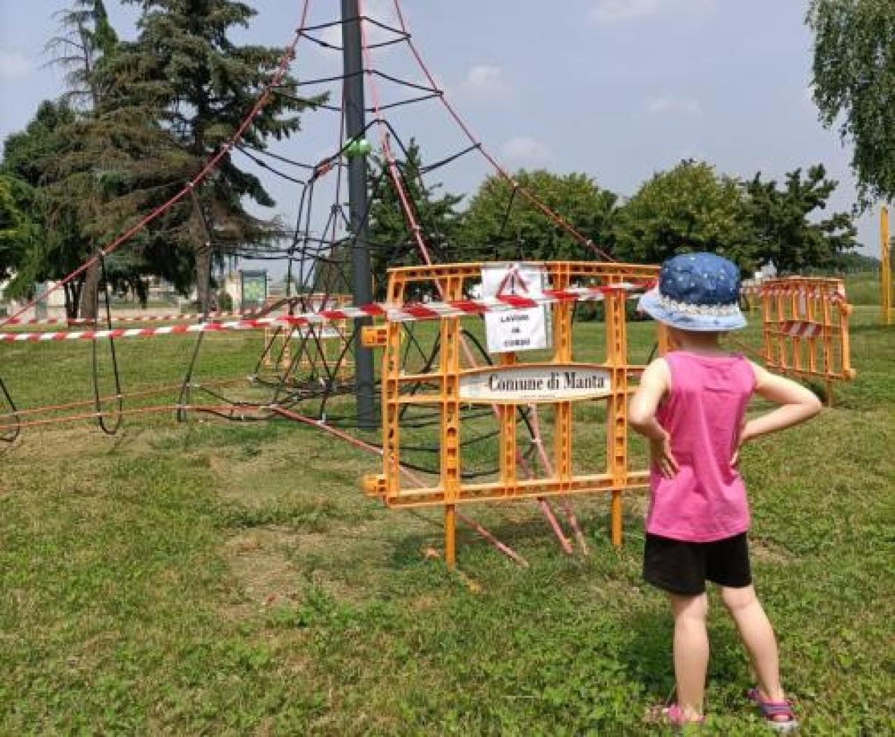 Giostrine distrutte e furti di bici Manta, allarme microcriminalità PARCO GIOCHI sotto tiro Nuovo raid vandalico: piramide danneggiata