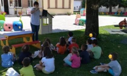 Nati per leggere tra gli alberi dell’asilo