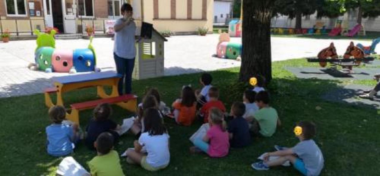 Nati per leggere tra gli alberi dell’asilo