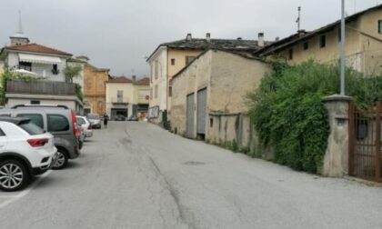 Paesana dimentica via Cimitero, invasa dalle erbacce