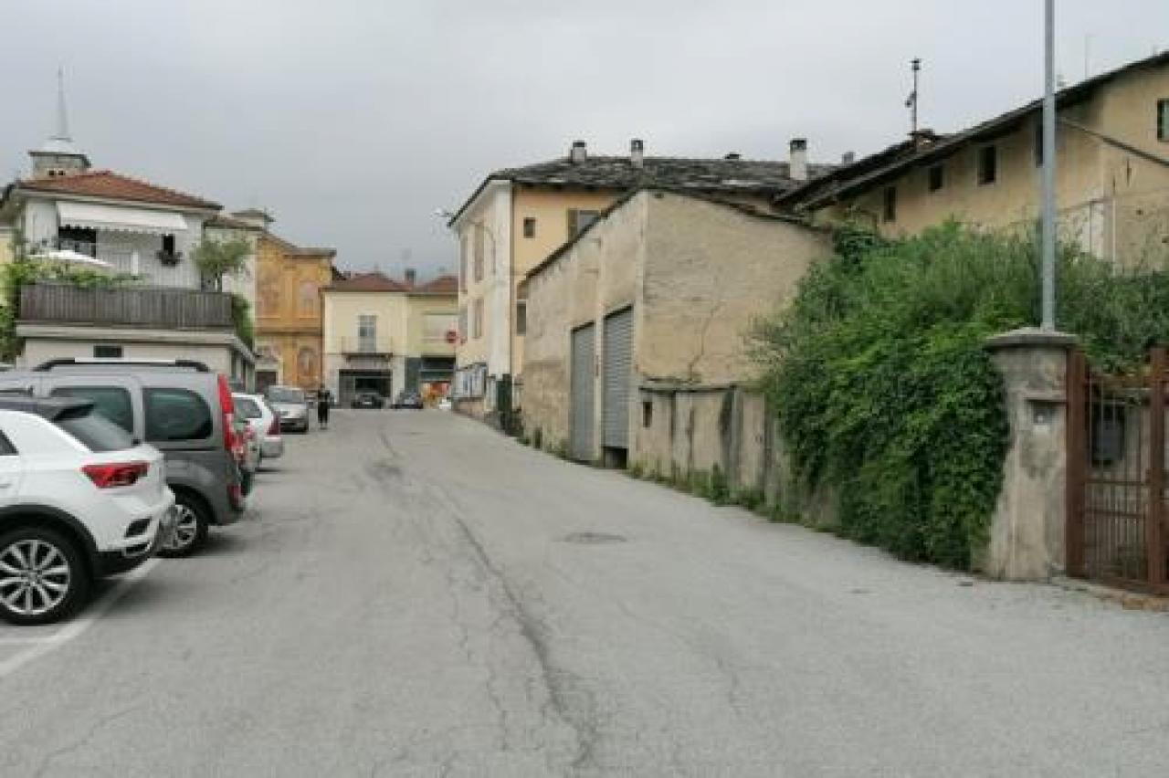 Paesana dimentica via Cimitero, invasa dalle erbacce