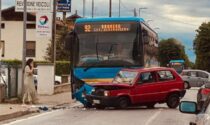 Pullman carico di studenti si scontra con una Panda