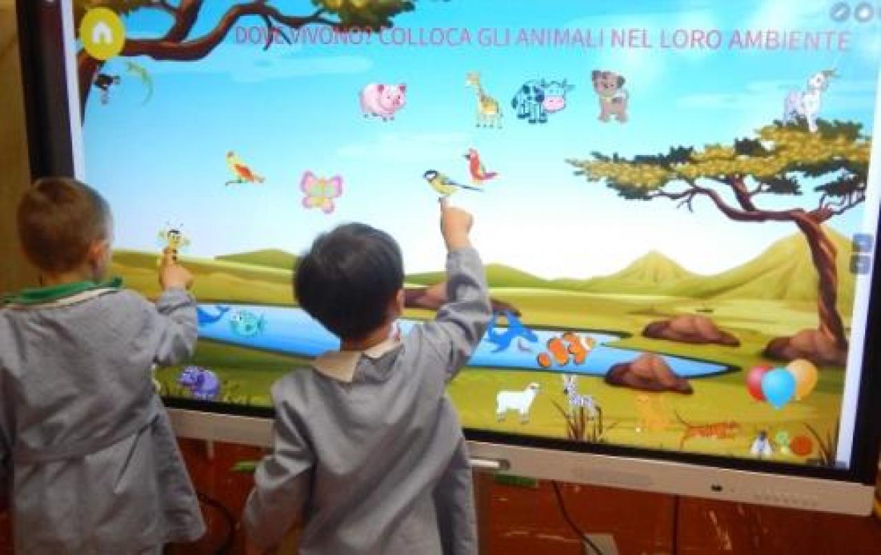 Tavoli luminosi e lavagne digitali per una didattica d’avanguardia