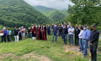 Una panchina gigante azzurra per osservare Melle dall’alto