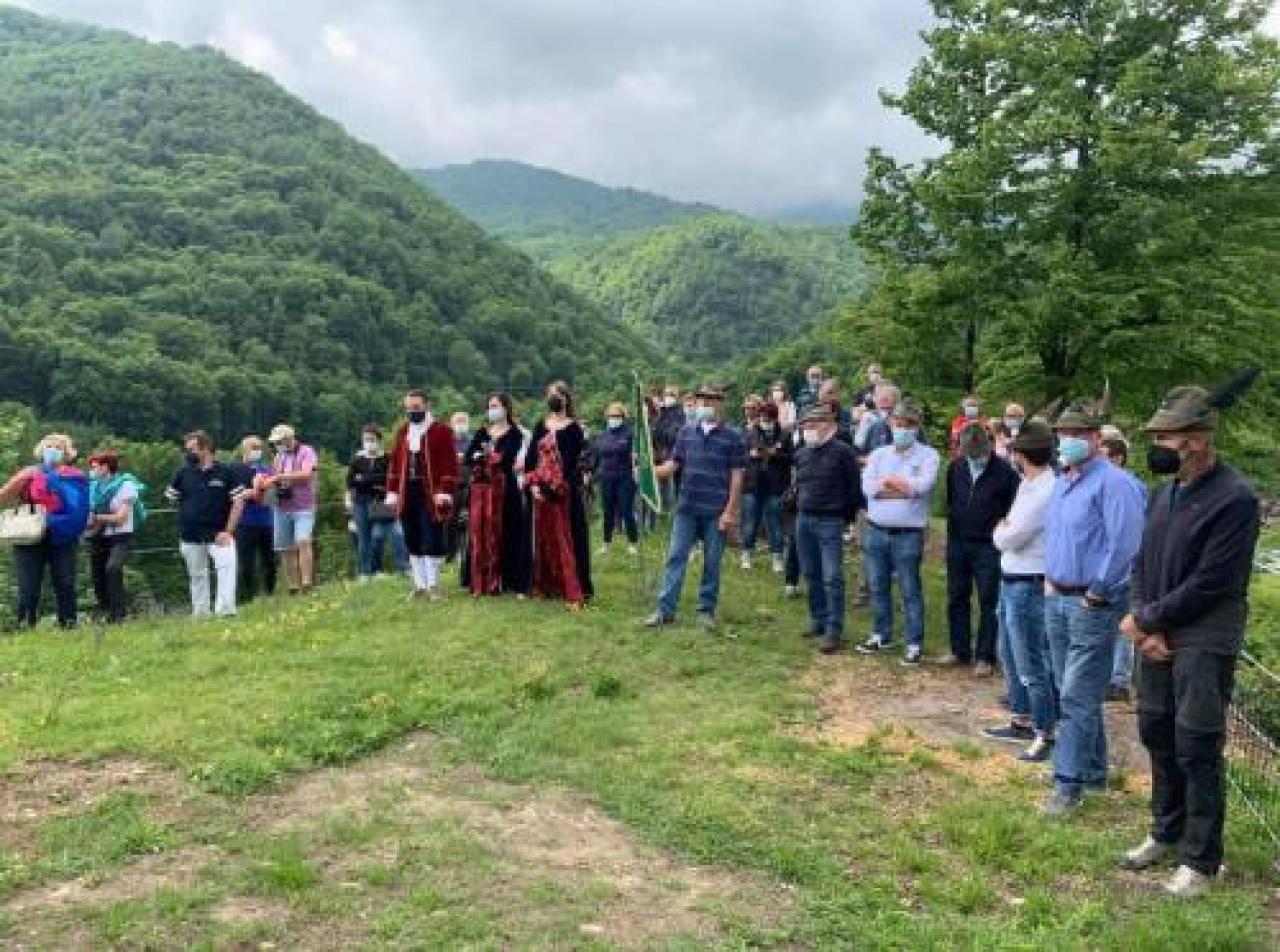 Una panchina gigante azzurra per osservare Melle dall’alto