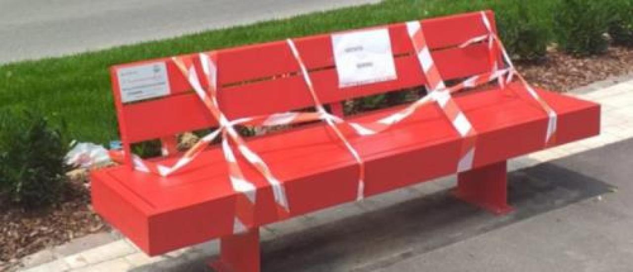 Verzuolo, danneggiate le panchine rosse Il sindaco Panero: «È un doppio spregio»