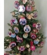 L’albero di Natale con le foto degli ospiti