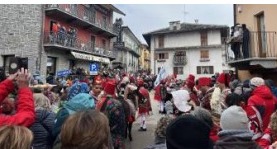 A Piasso tutti gridano “Baìo! Baìo!” Colori e sorrisi della prima sfilata