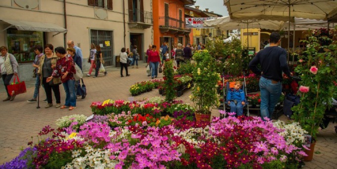 Torna la kermesse di fiori sotto la Rocca