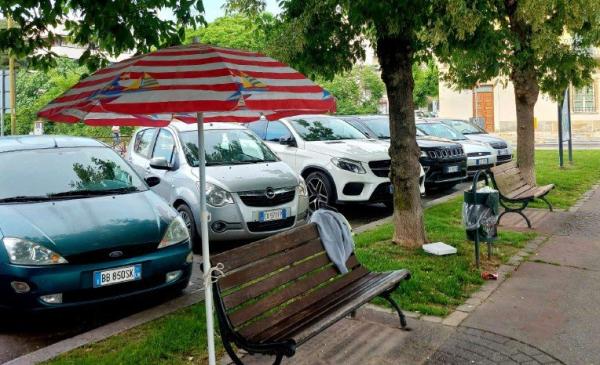 Ombrelloni al posto di alberi in Piazza Battaglione Alpini