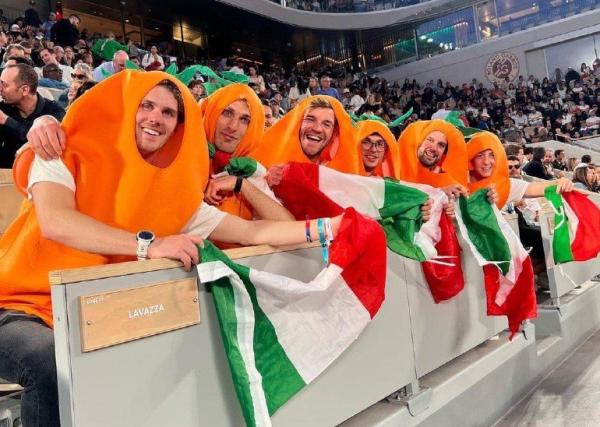 I Carotaboys che tifano Sinner conquistano la scena mondiale