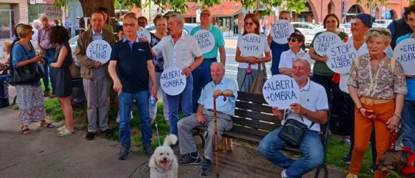 I cittadini scendono in strada per salvare gli alberi di piazza Battaglione Alpini