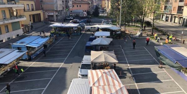 Dimezzati i banchi del mercato