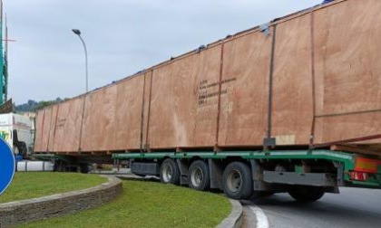 Trasporto eccezionale blocca la rotonda