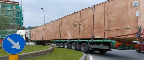 Trasporto eccezionale blocca la rotonda