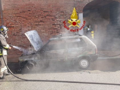 Auto in fiamme a Moretta: non si registrano feriti