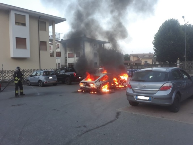 Prende fuoco un’Alfa Romeo a Revello: nessun ferito
