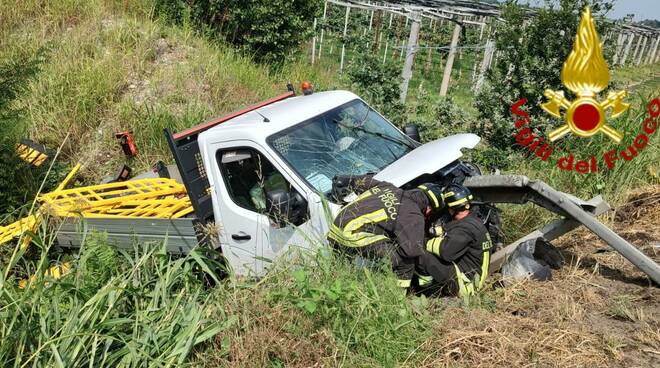 Un furgone esce fuori strada tra Saluzzo e Savigliano