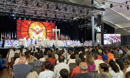 Le consorelle ballano e cantano al funerale di Madre Elvira