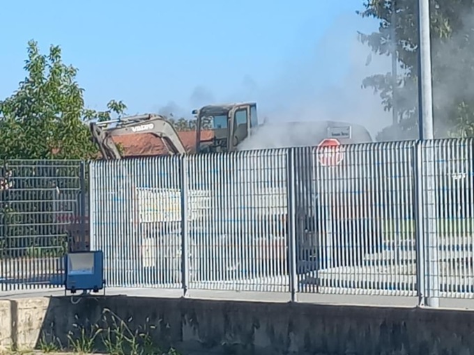 Forte boato a Saluzzo: a fuoco gli pneumatici di un autocarro