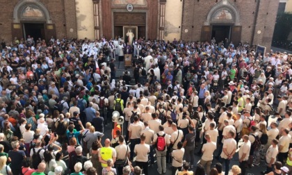 Un lungo corteo ha salutato, per le vie di Saluzzo, Madre Elvira