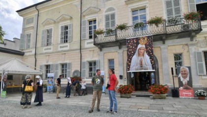 Il corteo che accompagnerà Madre Elvira nel suo viaggio terreno