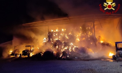 Divampa ingente incendio in una cascina a Villafranca Piemonte