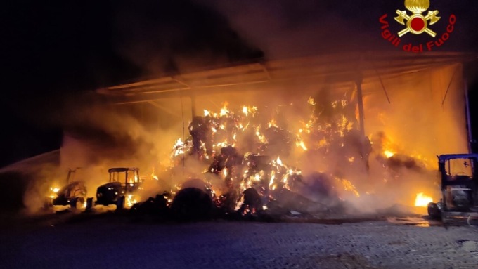 Divampa ingente incendio in una cascina a Villafranca Piemonte