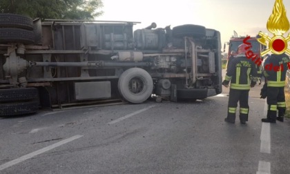 Camion si ribalta a Villafalletto: conducente in ospedale