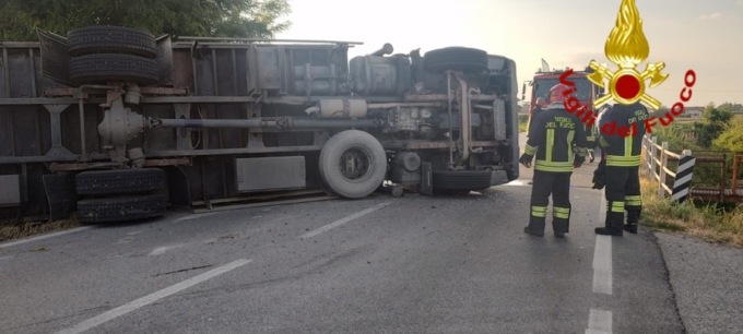 Camion si ribalta a Villafalletto: conducente in ospedale
