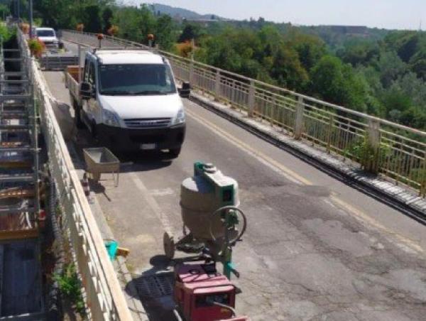Si allarga il ponte di Tetti: passano i camion